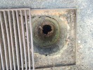 Foto: Sandfangeimer in dem Regenwassergulli defekt 