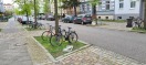 Foto: Müll an Bauminseln - es fehlen Fahrrad Bügel allseits  