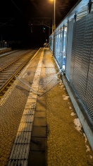 Foto: Bahnhof Kirchmöser: Zaun ragt in Gleisanlage - Notruf der Polizei informiert  