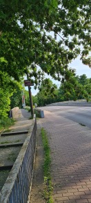 Foto: Krakauer Straße Brücke stadtauswärts rechtsseitig Lichtraumprofil völlig unzureichend  