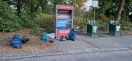 Foto: Voller Altkleidercontainer wird zum Müllplatz  