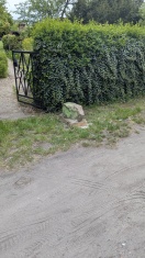 Foto: einbetonierter Feldstein 