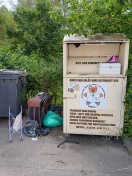 Rüdersdorf bei Berlin: Überfüllter Kleidercontainer  Foto: Überfüllter Kleidercontainer