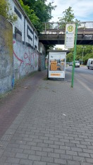 Foto: Glasscherben Radweg an Bushaltestelle 