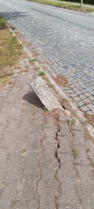 Foto: Umgefahrener Begrenzungspfahl 