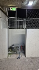 Foto: Einkaufswagen im Notausgang im Parkhaus  