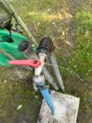 Foto: Defekter Wasserhahn Friedhof  