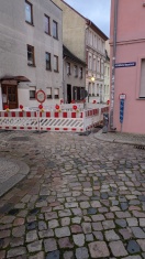 Foto: Baustellenabsperrung - trotz beendeter Bauarbeiten  