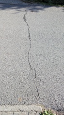 Foto: Fahrbahn Riß vergrößert sich 