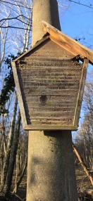 Foto: Verwitterte Denkmalstafel 