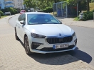 Foto: Regelmäßiges parken auf Gehweg mit Behinderungen am vorbei gehen als Fußgänger  