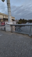 Foto: Glasscherben auf der Jahrtausendbrücke 