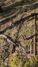 Foto: Großer Metallschrott im Wald  