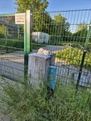Foto: Wahlplakat und weiterer müll 
