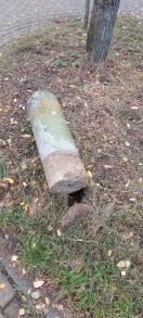 Foto: Betonpoller umgefahren 