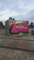 Foto: Graffiti an der öffentlichen Toilette 