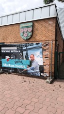 Foto: Bürgermeister Wahlwerbung direkt am Zugang zu Grundschule  
