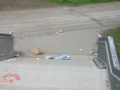 Foto: Müll entsorgt in der Brücke zum energiestadion 