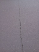 Foto: Risse in der Fahrbahn  