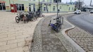Foto: Fahrrad blockiert fahrradweg am Bahnhof 