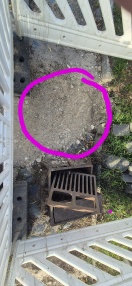 Foto: Fehlende Straßenentwässerung 