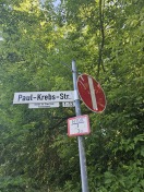 Foto: Straßenschild halb demontiert 