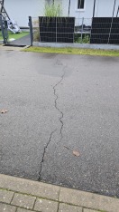 Foto: Riss über die komplette Fahrbahndecke 