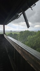 Foto: Beschädigte Dachrinnen am Aussichtsturm Borcheltsbusch 