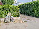 Foto: Laubsäcke auf dem Gehsteig 