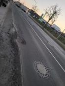 Foto: Schlagloch in der Fahrbahn 