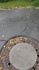 Foto: Abwasserkanal und strassendecke 