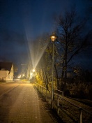 Foto: flackernde Straßenlaterne gegenüber Hausnr. 55 