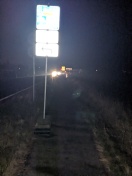 Foto: Schild steht auf Radweg 