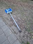 Foto: Schild zerstört  