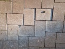 Foto: lose kippelnde Pflastersteine  