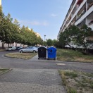 Foto: Weg mit Mülltonnen versperrt. 
