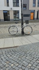 Foto: Verlassener Drahtesel an Strassenlaterne 