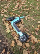 Foto: Kaputter e scooter liegt auf radweg  