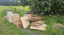 Foto: Schränke,Bretter auf dem Feldweg  