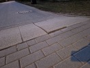 Foto: Loser, hochstehender Stein an Fahrbahnschwelle 