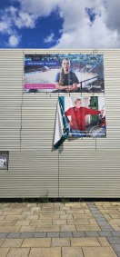 Foto: Werbeplakat am Bahnhofsgebäude  