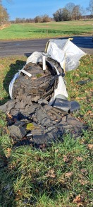 Foto: 3 Große Müllsäcke mit Dachpappe  