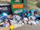 Foto: Vermüllter altkleider Container  