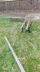 Foto: Parkbank beschädigt 