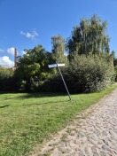 Foto: Ortsbeschilderung steht schief 