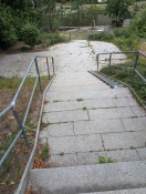 Foto: Treppenaufgang am Silokanal wächst zu 