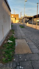 Foto: Bahnhof Bahnsteig verdreckt 