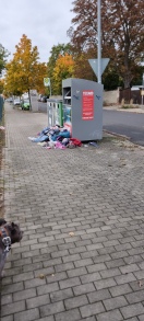 Foto: Wilde Kleiderdeponie neben Kleidertonne 