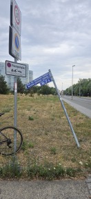 Foto: Schiefes Straßenschild 