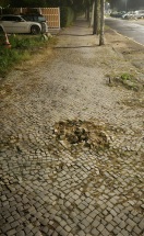 Foto: defekter Gehweg durch Bewohner 